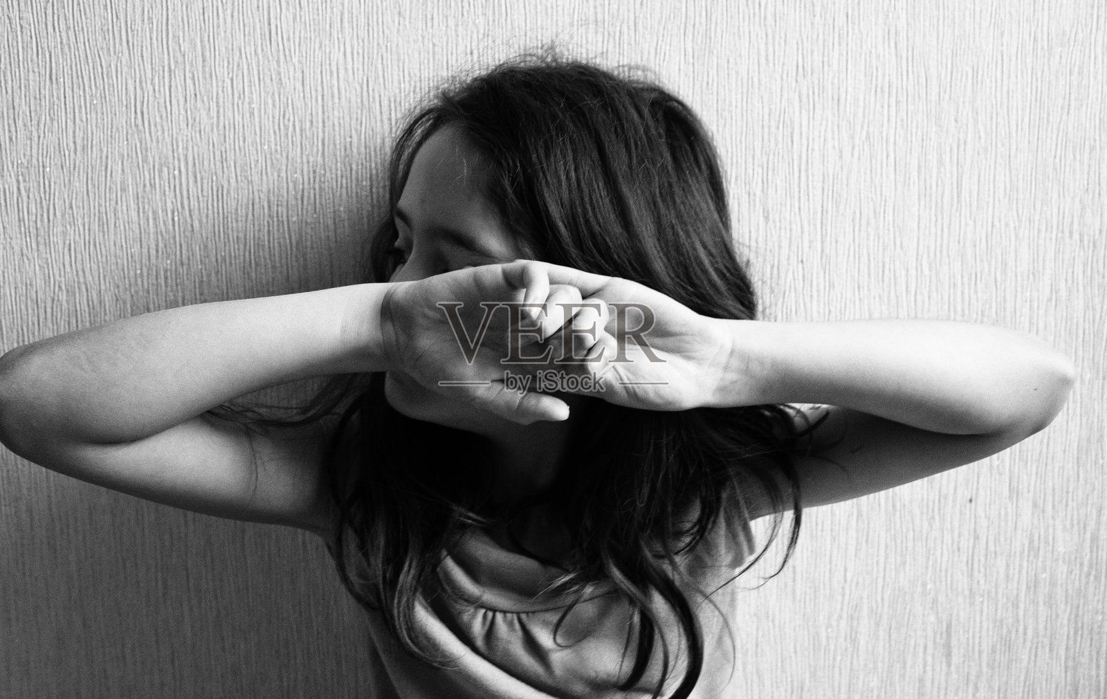 长发小女孩用手遮住脸照片摄影图片