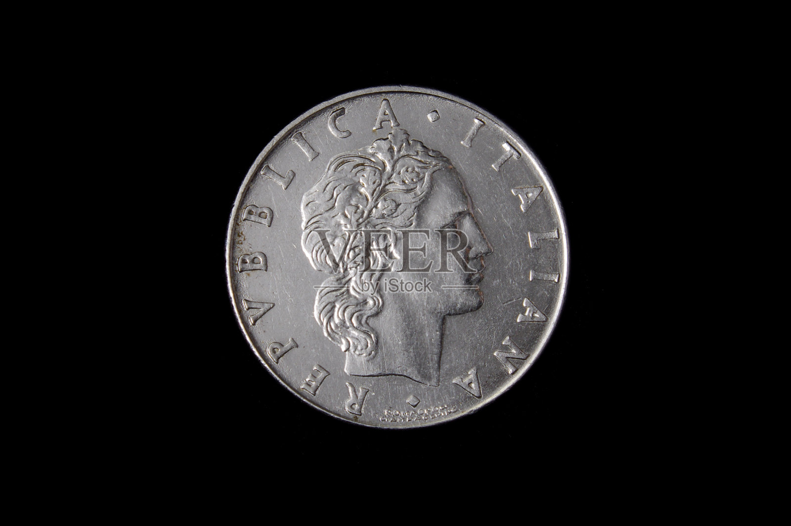 黑色背景上孤立的L.50意大利硬币照片摄影图片