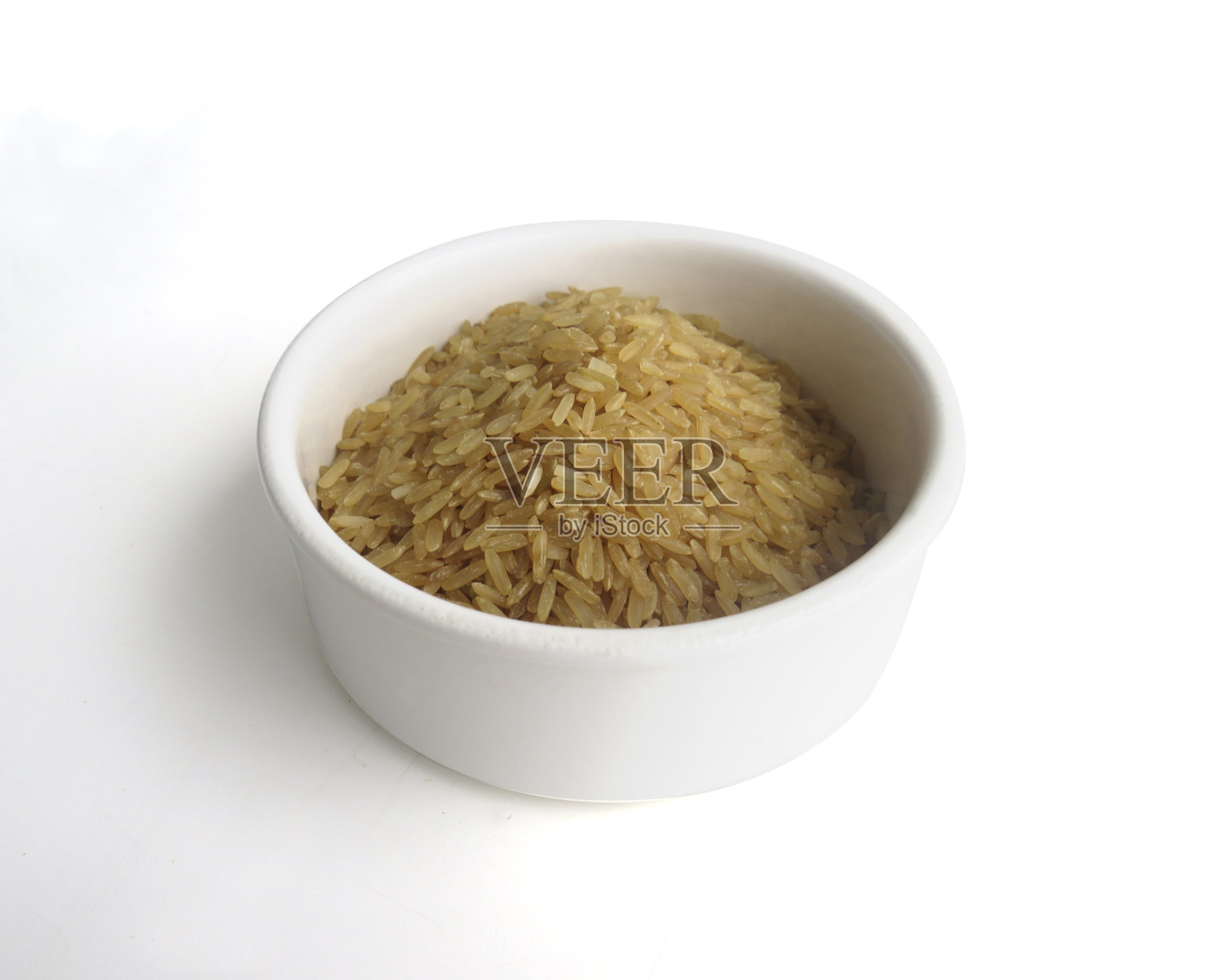 有机生糙米在白色的背景白色碗,角度视图。积分全麦。照片摄影图片
