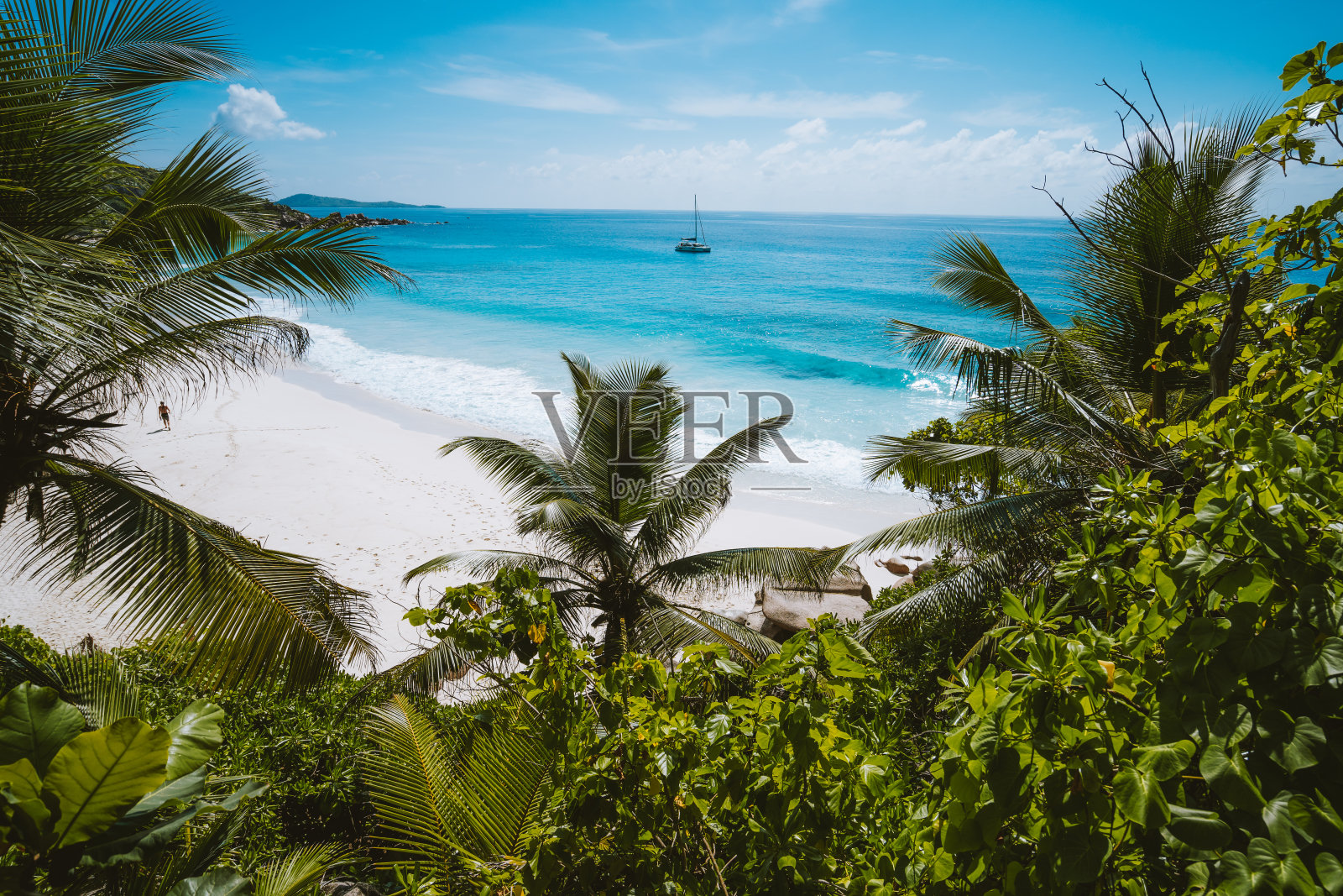 在绿树环绕的Petite Anse天堂海滩度假。塞舌尔的拉迪格岛照片摄影图片