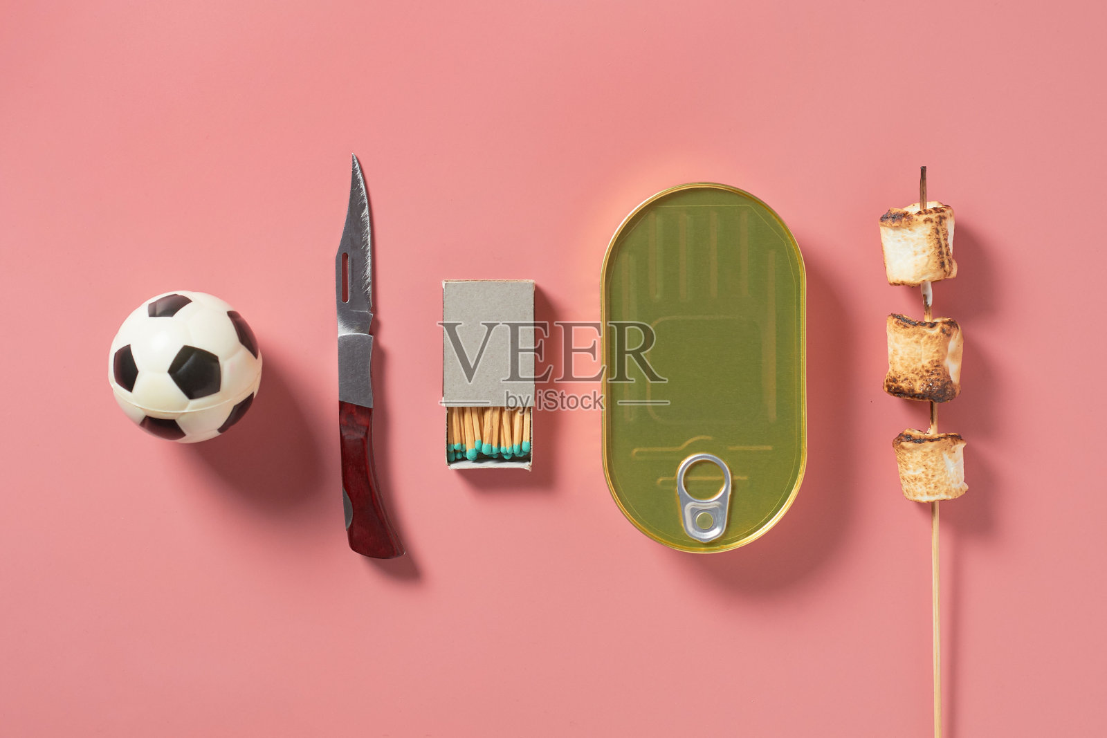 在粉色背景的旅途中生存的一套东西。童子军的概念。俯视图照片摄影图片