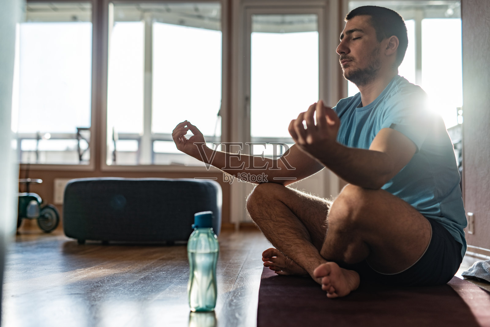 冥想男运动员。照片摄影图片