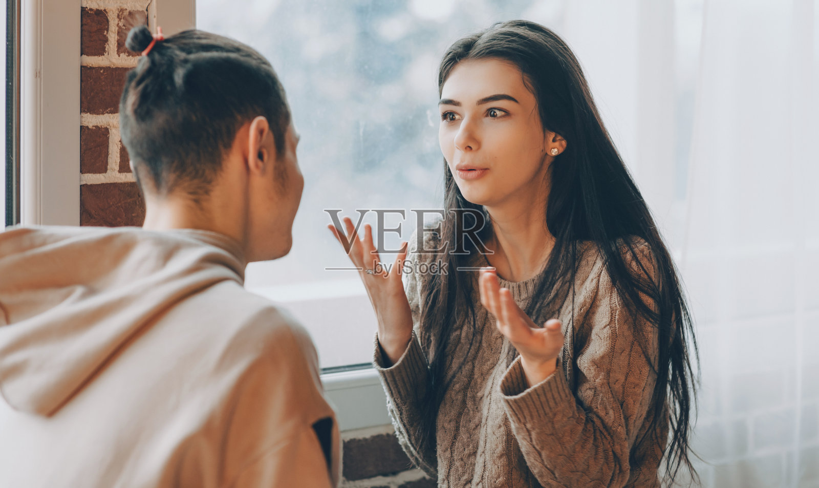 可爱的白人女孩向爱人解释一些美好的事情照片摄影图片