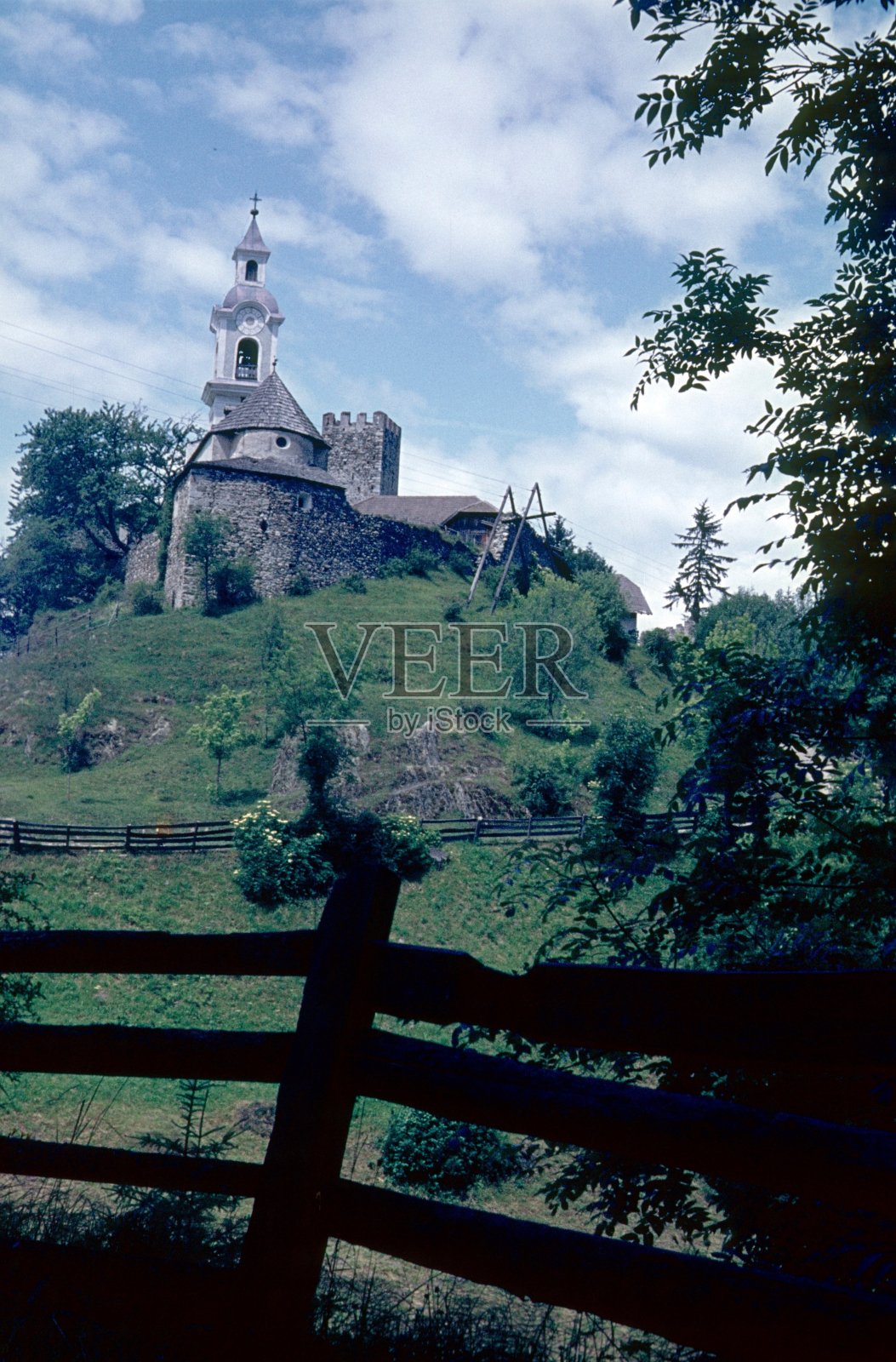 南蒂罗尔一个古老城堡废墟上的教堂照片摄影图片