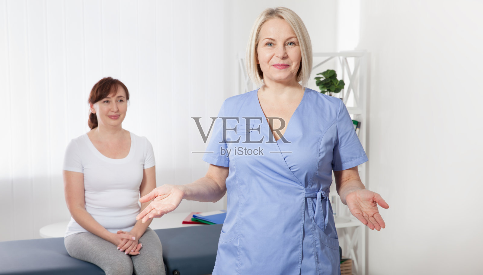 理疗师在医疗办公室对着镜头微笑照片摄影图片