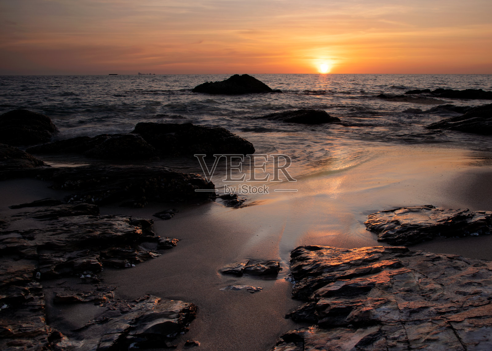日落时美丽的天空和大海照片摄影图片