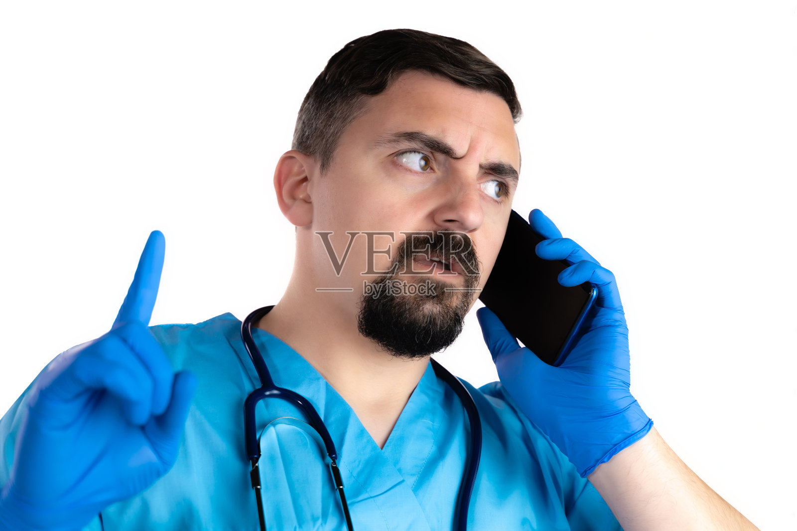 不满的男医生用听诊器在白色背景上使用智能手机照片摄影图片