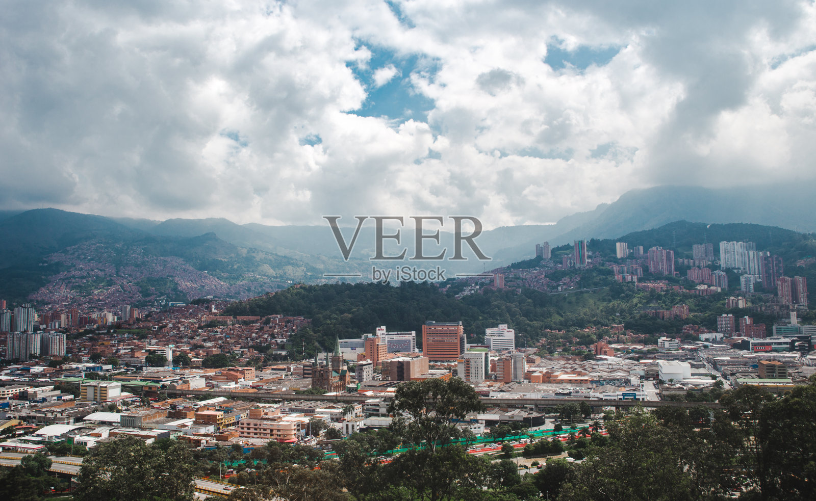 城市Medellín,哥伦比亚,蔓延在安提奥基亚山脉照片摄影图片