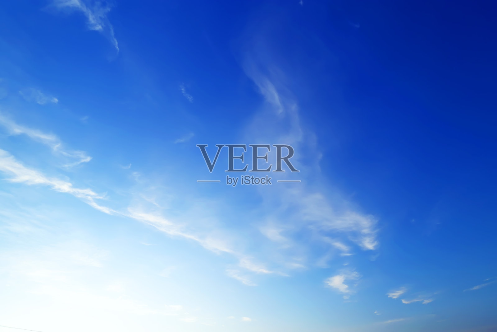 蓝天和白云。自然的抽象背景。照片摄影图片