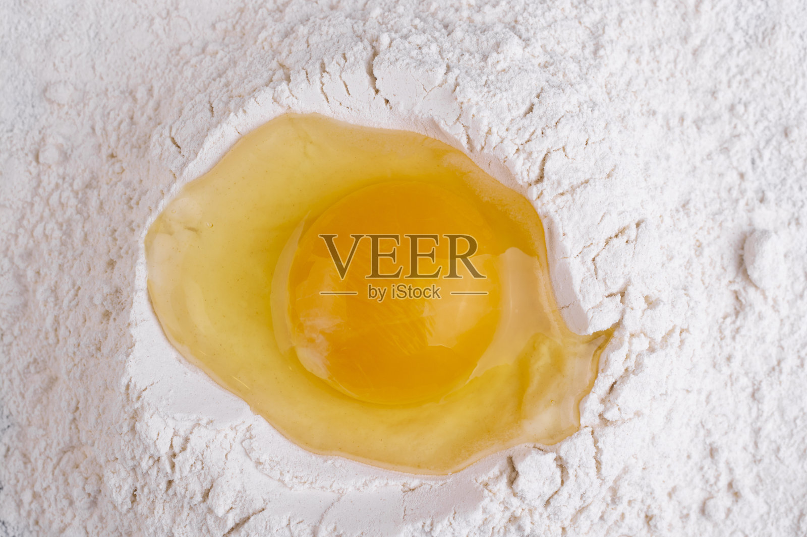 烹饪面团。新鲜鸡蛋加面粉。从以上观点。照片摄影图片