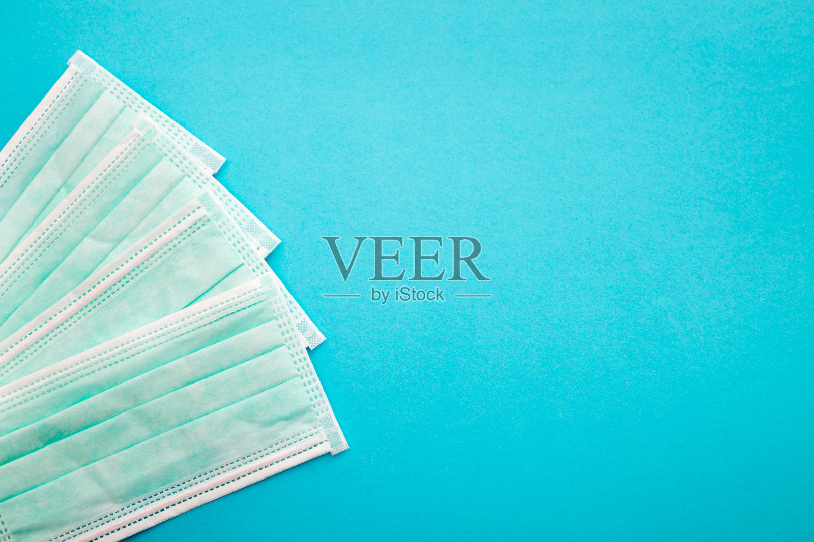 医用防护口罩,蓝色背景。冠状病毒保护,COVID-19。本空间照片摄影图片