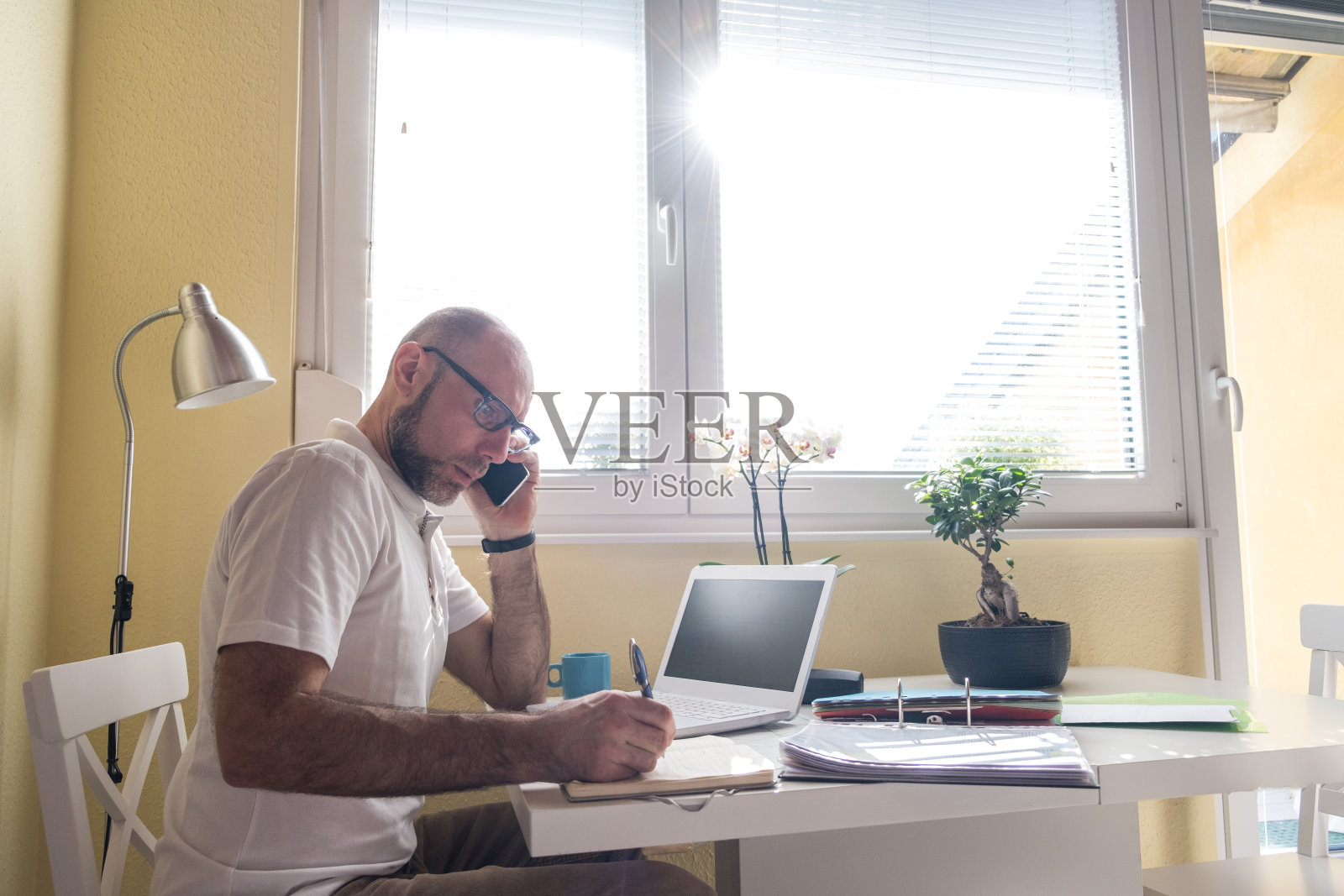 男人在家工作并使用手机照片摄影图片