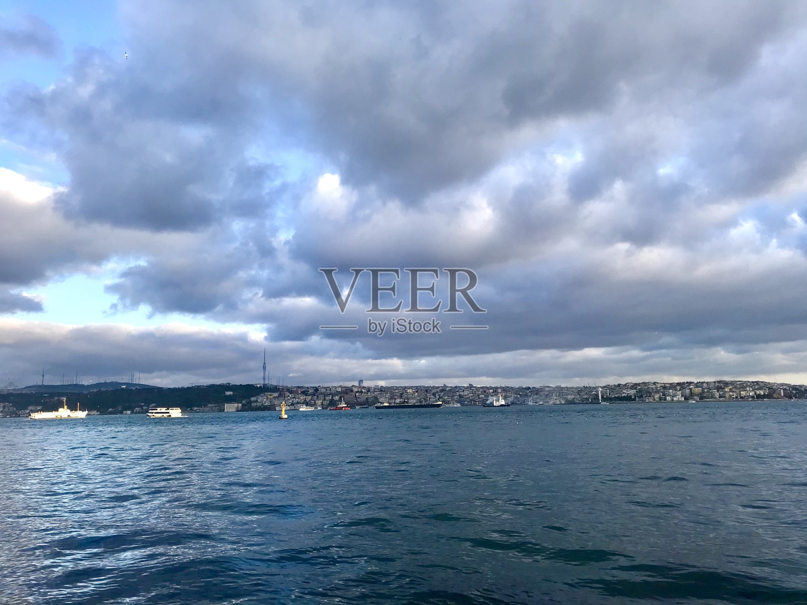 伊斯坦布尔博斯普鲁斯海峡令人惊叹的多云日落照片摄影图片