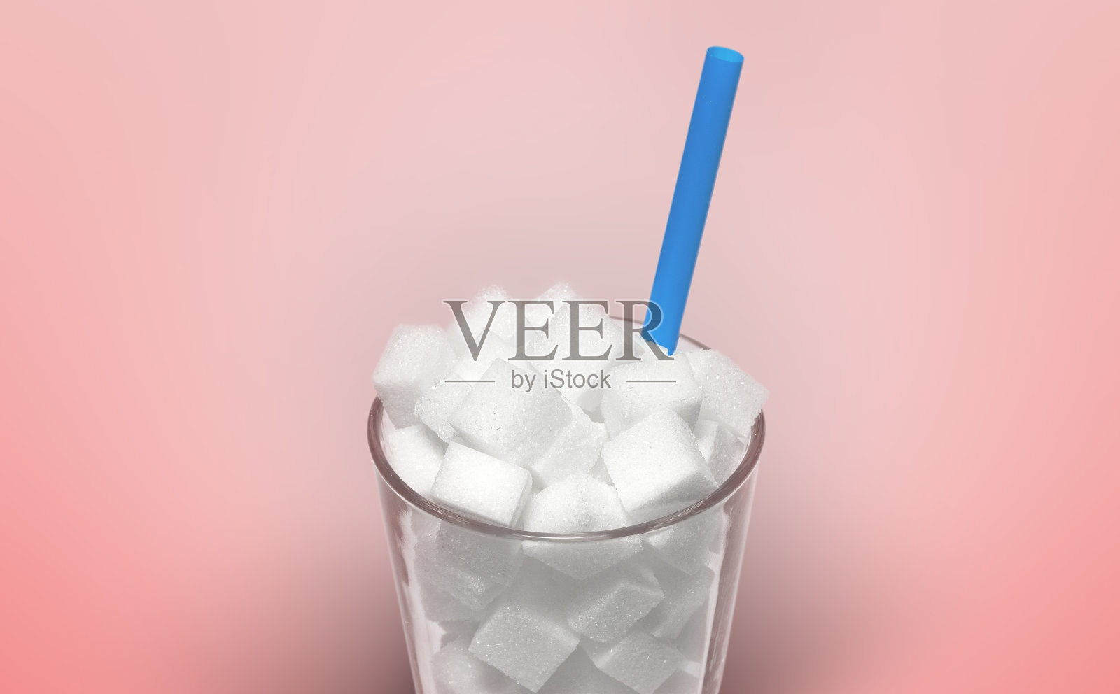 装满方糖的玻璃杯照片摄影图片