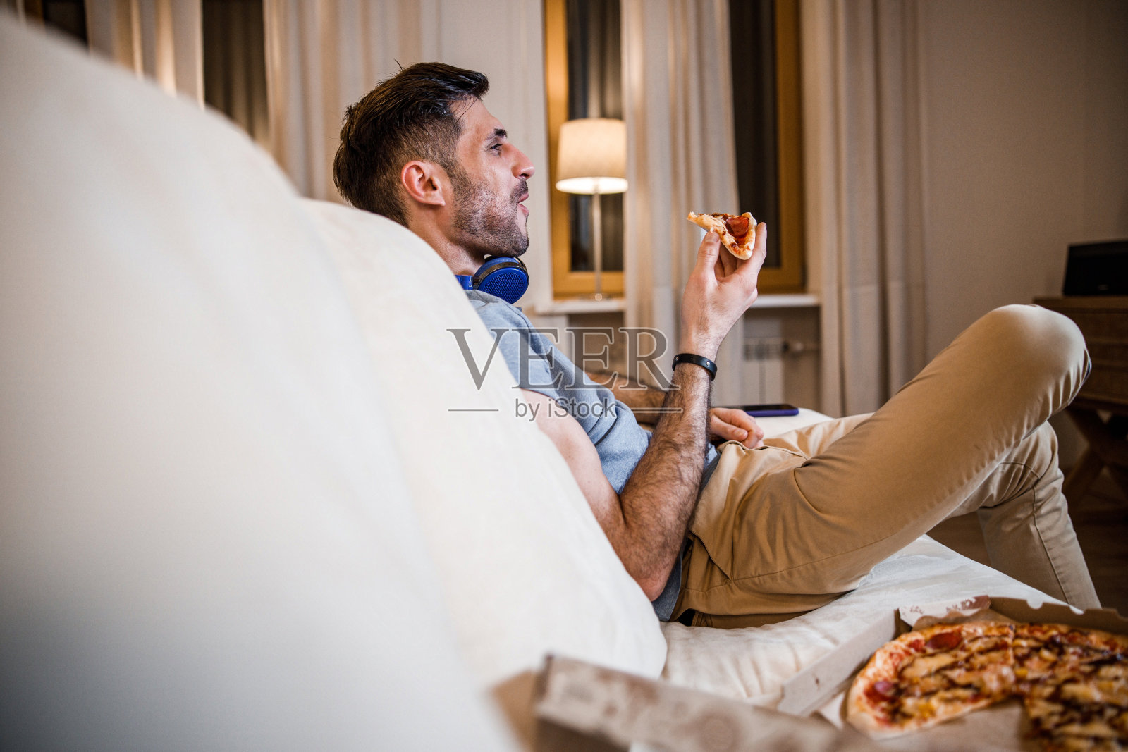 快乐的男人吃披萨照片照片摄影图片