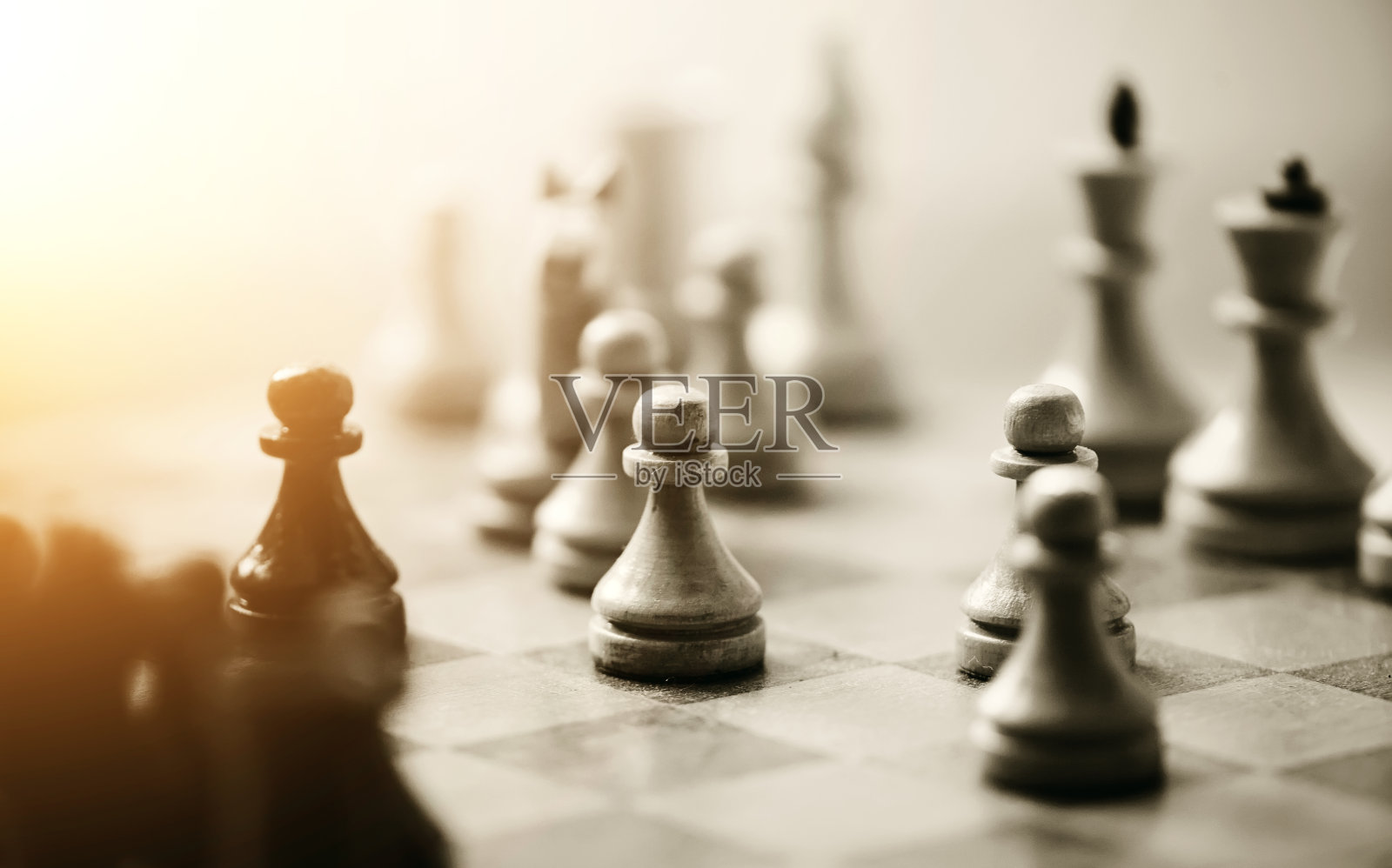 棋盘上的木制棋子照片摄影图片