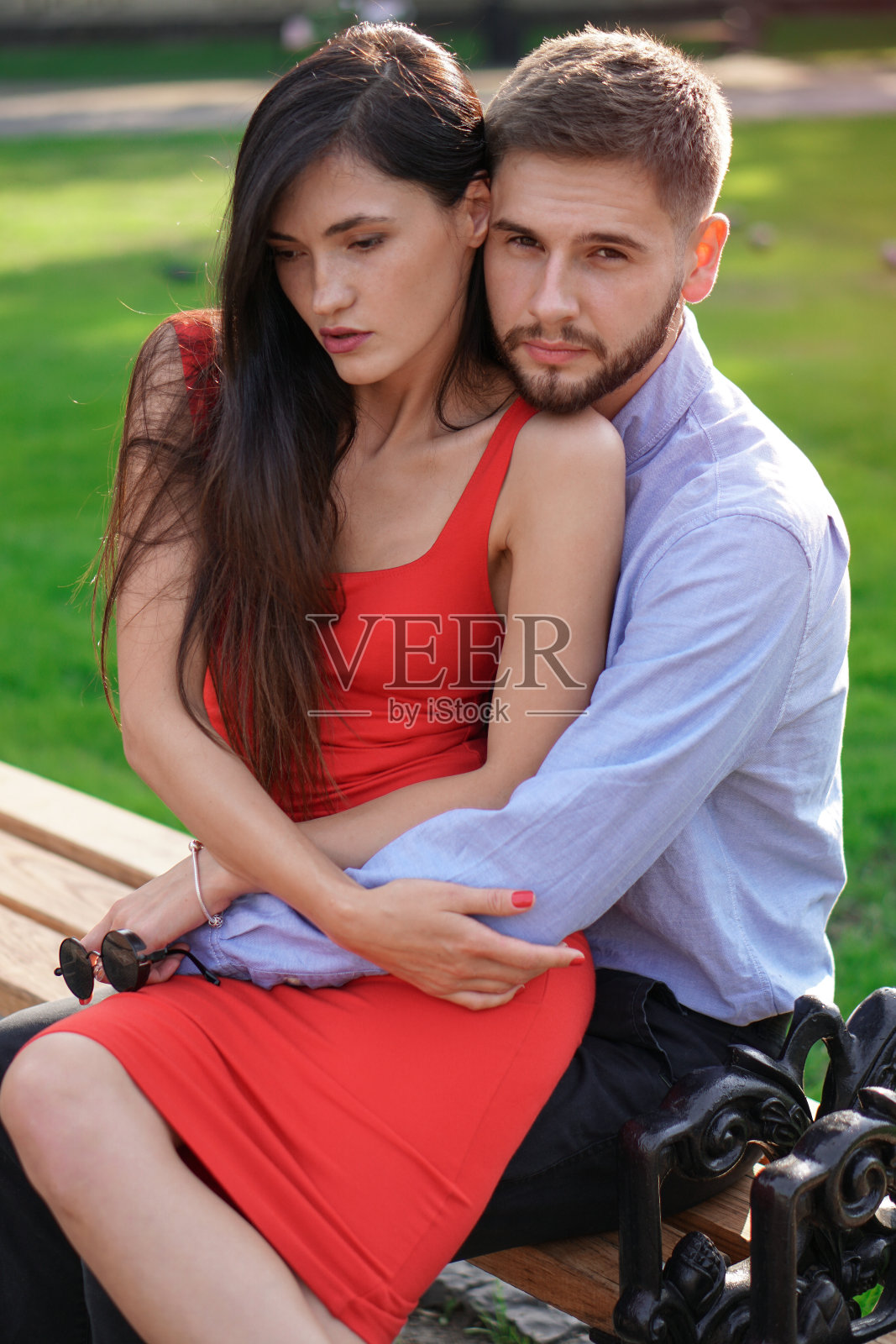 公园长椅上浪漫情侣:春夏爱情主题照片摄影图片