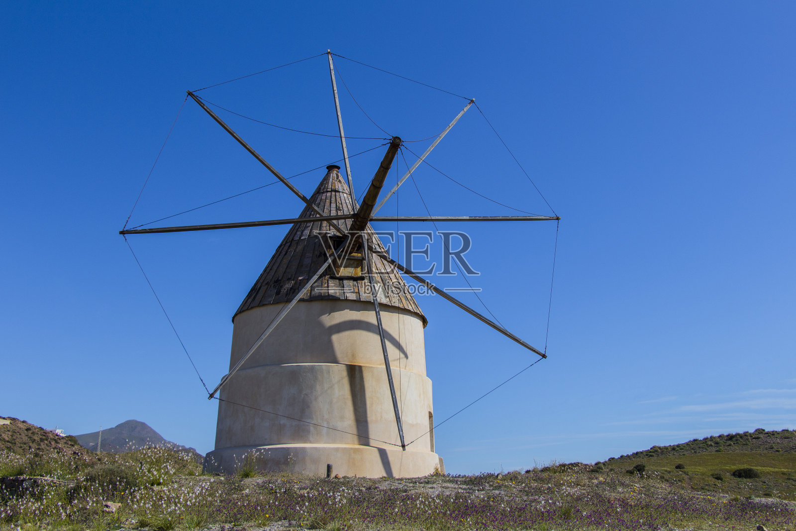 圣何塞的传统风车,西班牙阿尔梅里亚省的传统风车,蓝天下的风车照片摄影图片