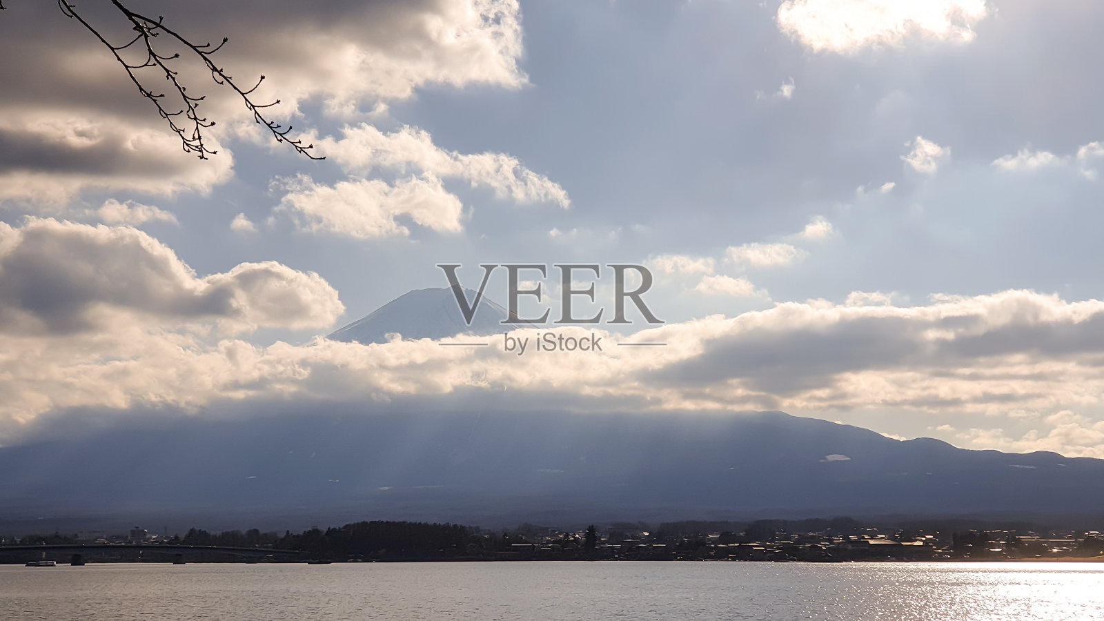 日本——从川口湖眺望富士山的田园诗般的景色照片摄影图片