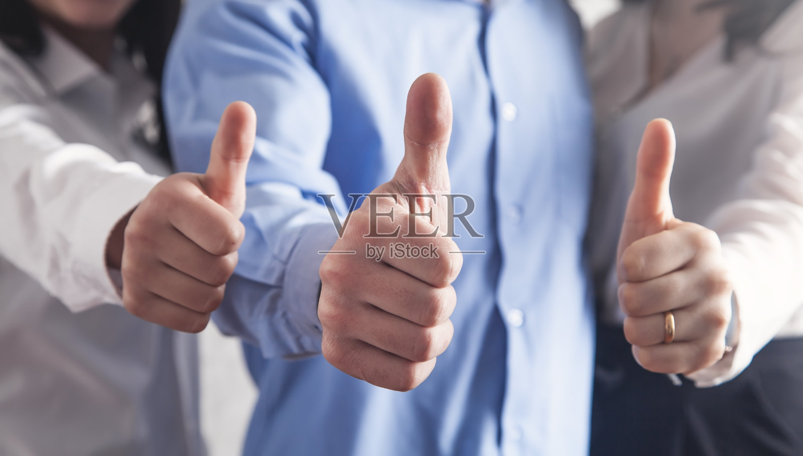 人们竖起大拇指。团队合作。策略。成功照片摄影图片