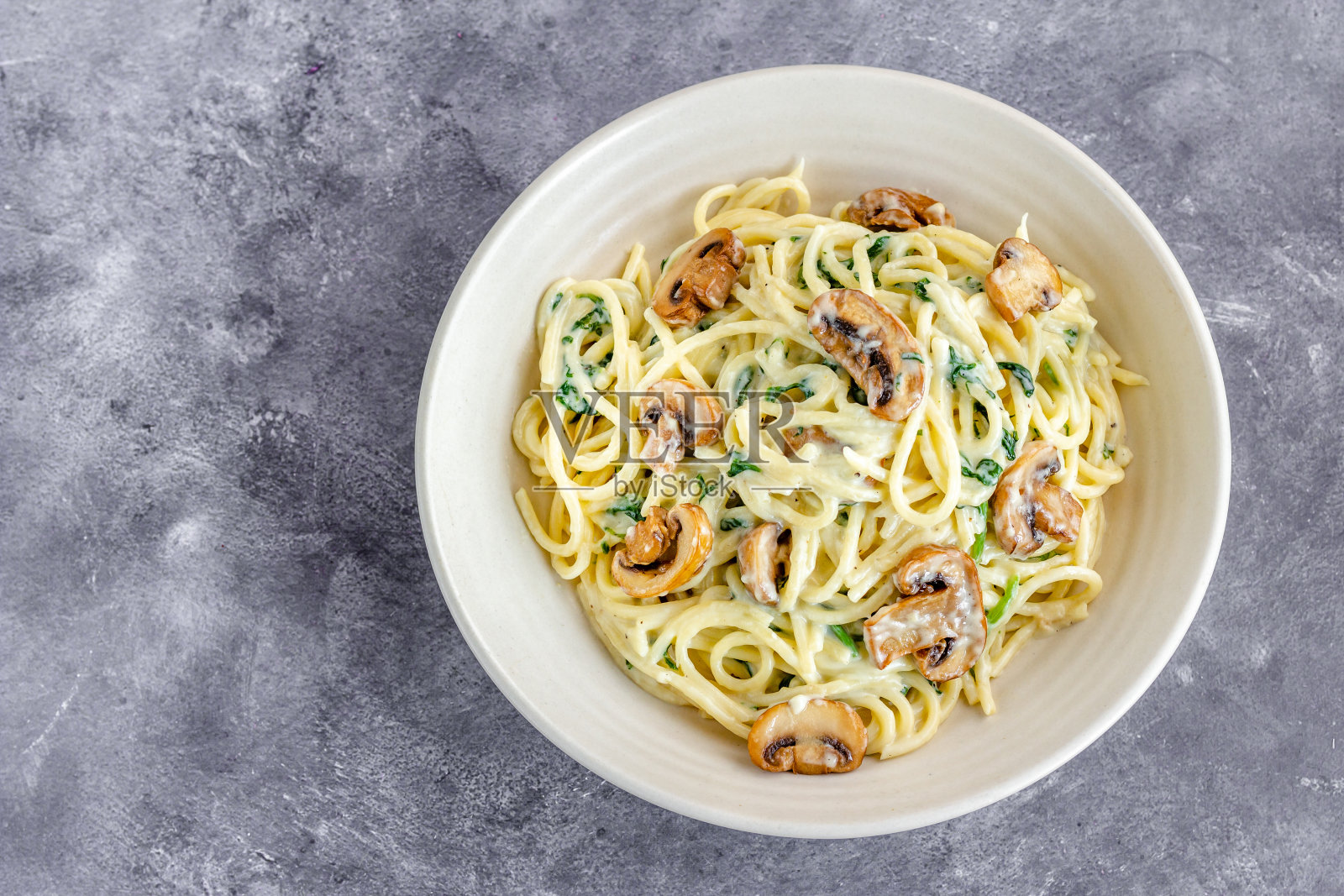 素食意大利面意大利面平躺照片在黑暗的背景照片摄影图片