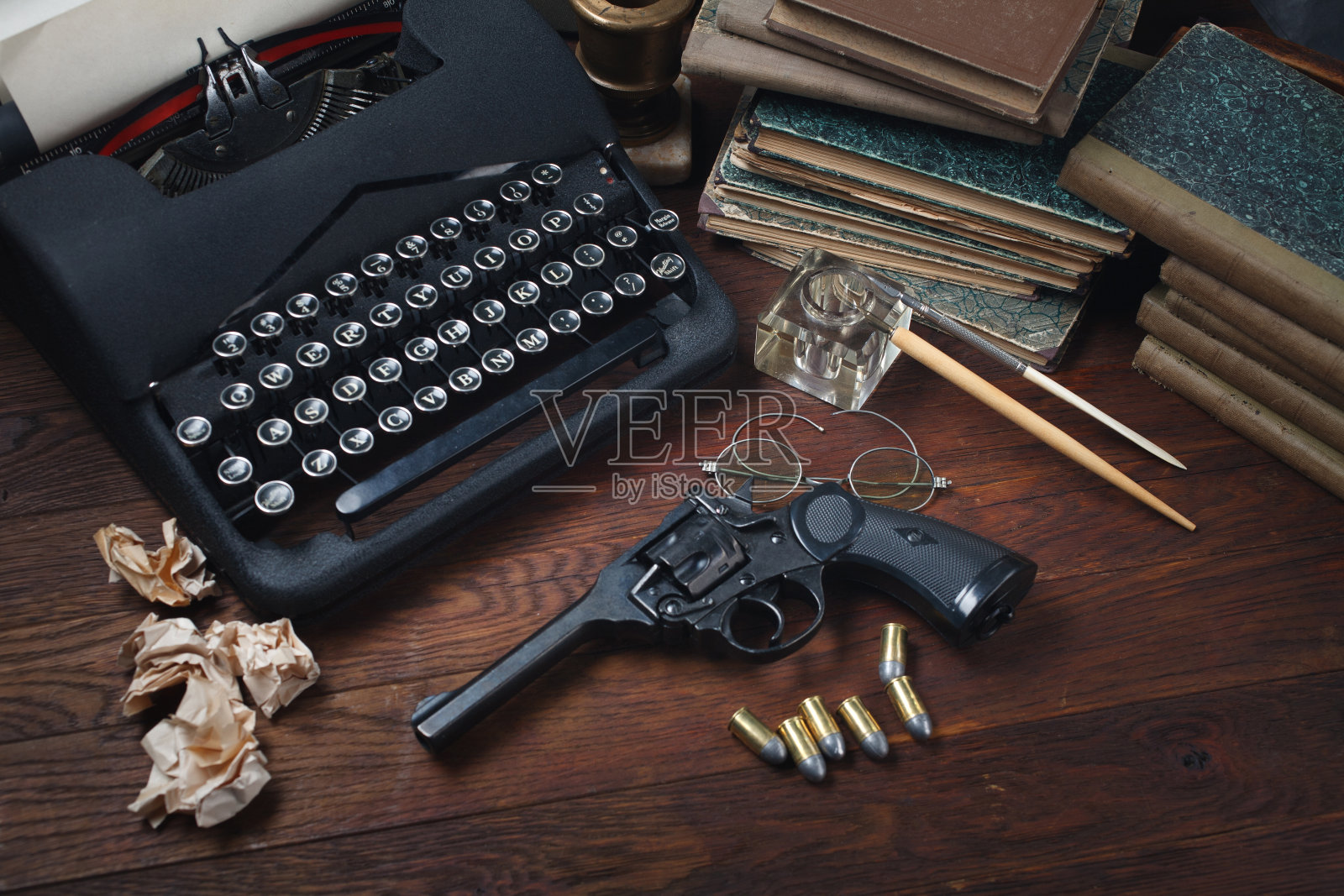 写一个侦探故事-老式老式打字机和左轮手枪弹药,书,纸,旧钢笔照片摄影图片