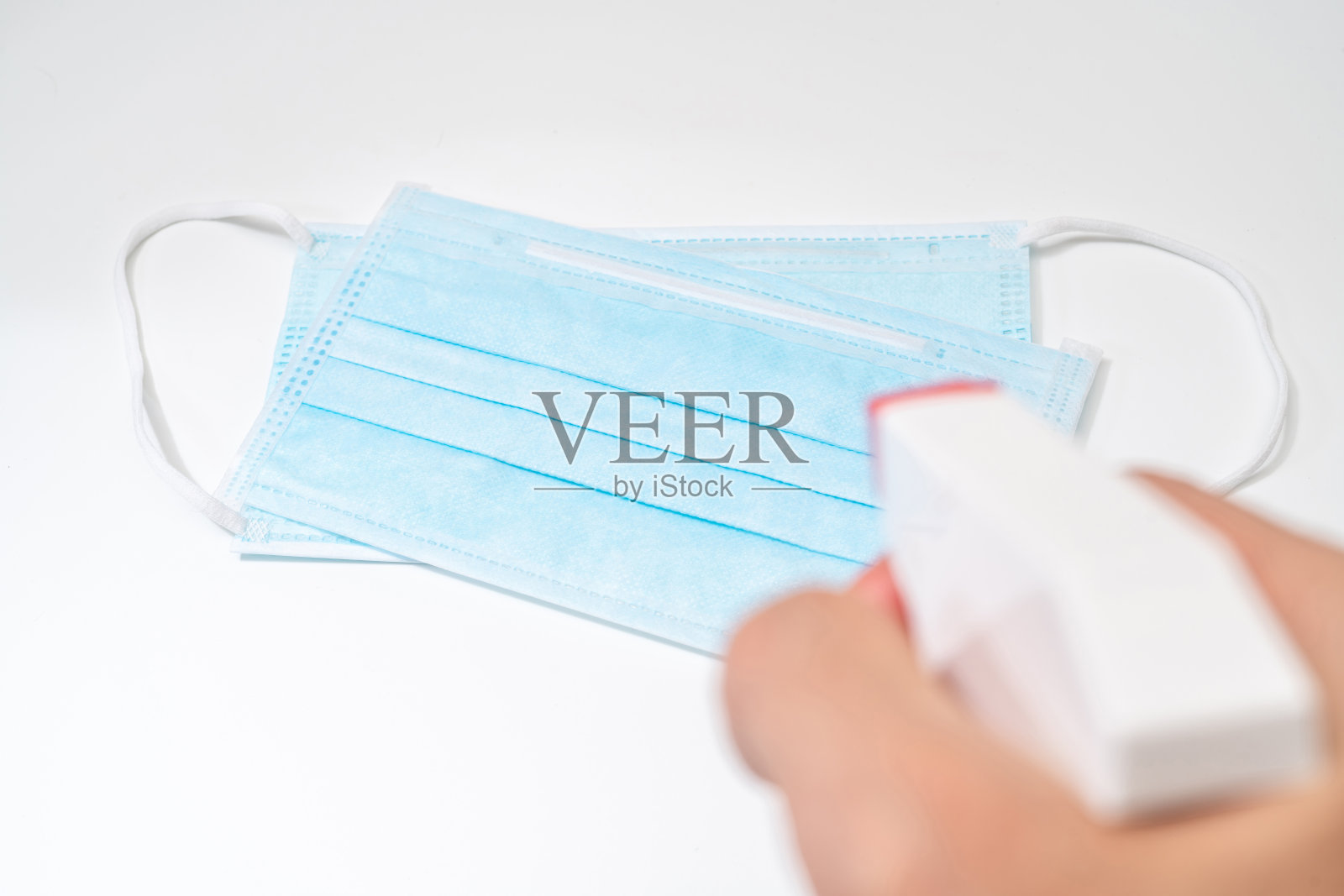 白色背景的防护口罩和洗手液凝胶机,用于预防新型冠状病毒(2019-nCoV)或COVID-19和流感。消毒、卫生、保健理念照片摄影图片