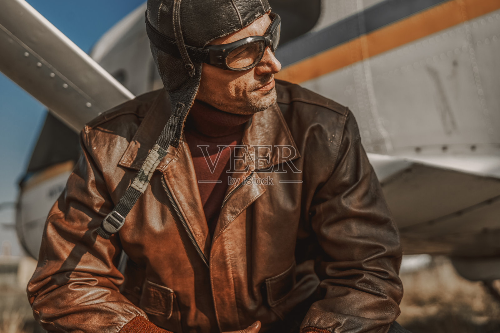 在户外飞机旁休息的时尚男子照片摄影图片