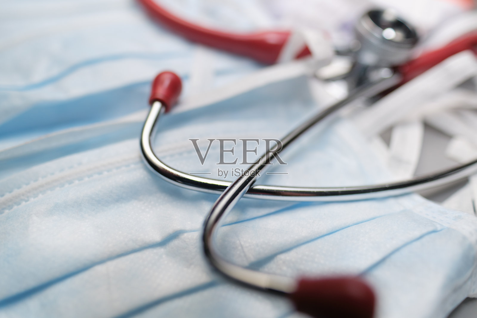 蓝色医用口罩,用于预防流感和其他疾病。手术防护面具。医用呼吸道绷带预防面部病毒的传播和流行照片摄影图片