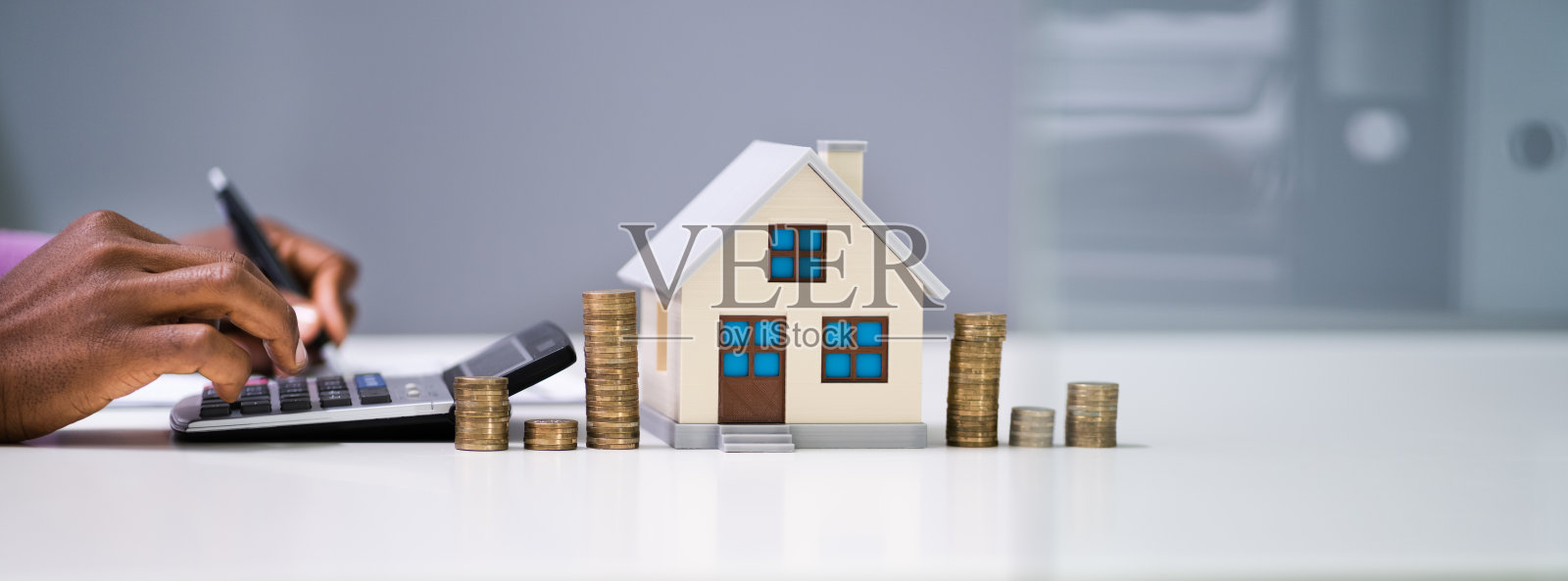 女性的手使用计算器的特写照片摄影图片