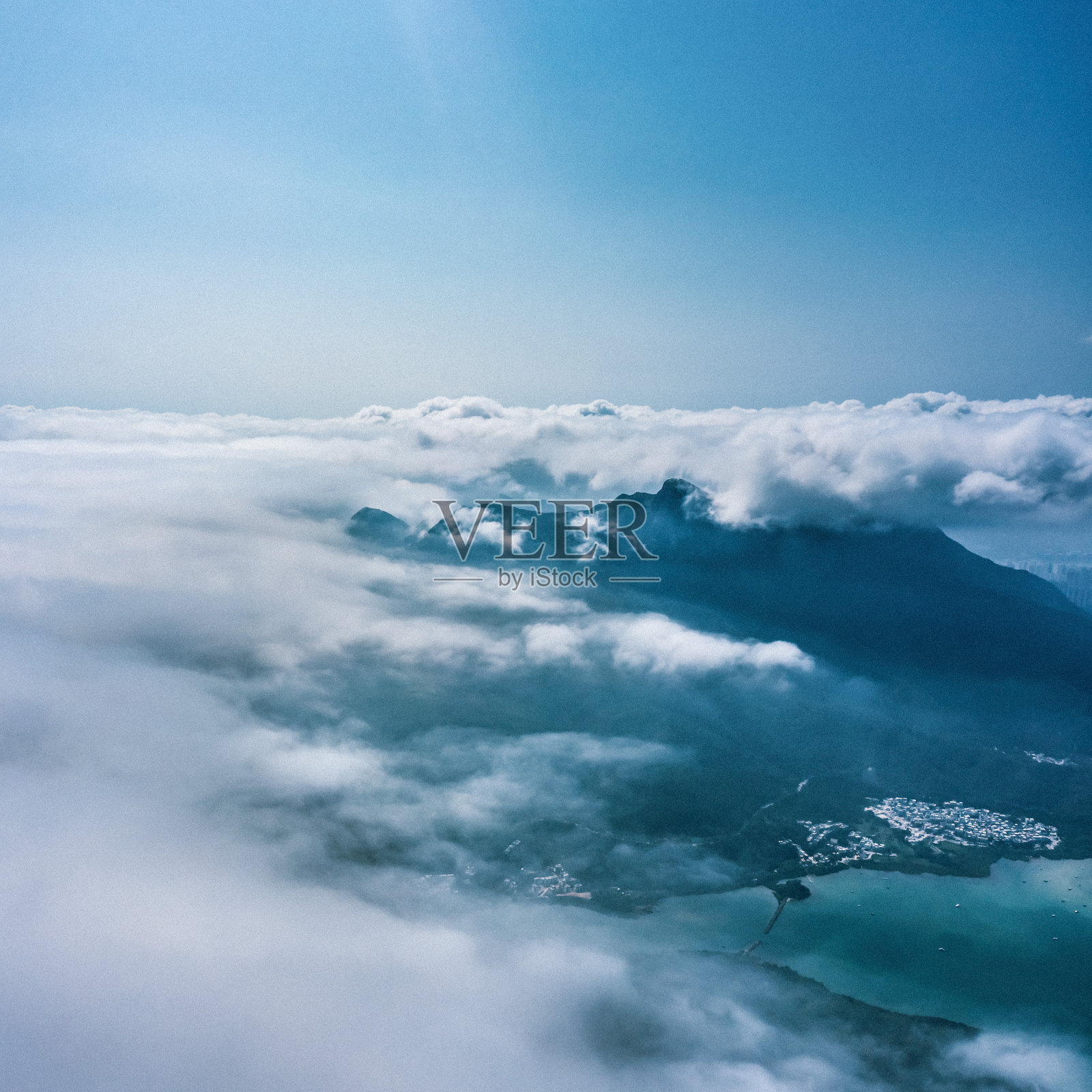 鸟瞰图的乡村景观在一个多雾的日子。香港西贡,白天照片摄影图片