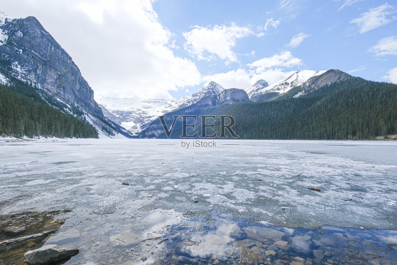 美景山,部分结冰的湖,路易斯班夫湖国家公园,加拿大阿尔伯塔省照片摄影图片