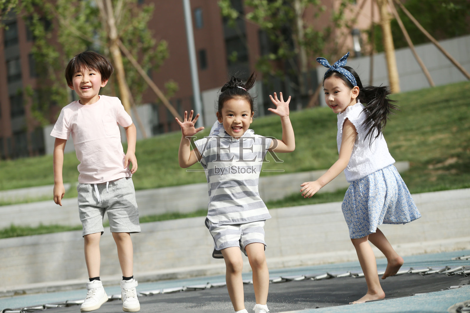 快乐的孩子们在外面玩耍照片摄影图片