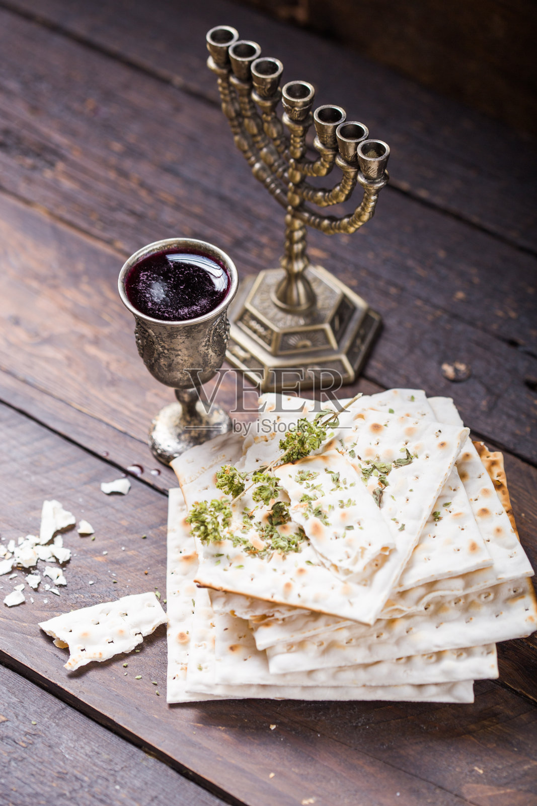 犹太洁食红酒与白色无酵饼,逾越节晚餐背景照片摄影图片