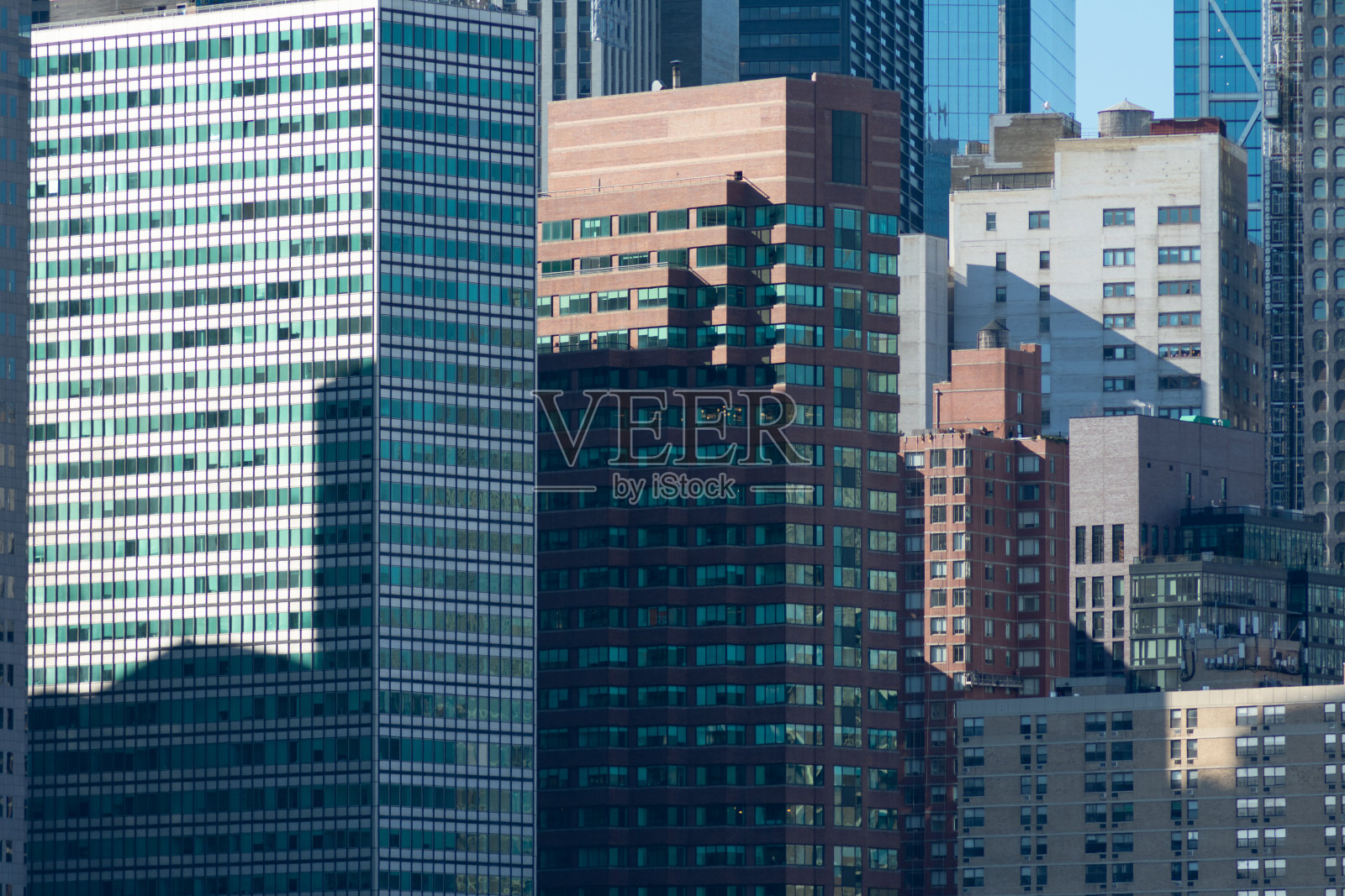 背景的老和现代摩天大楼在曼哈顿下纽约城市天际线照片摄影图片