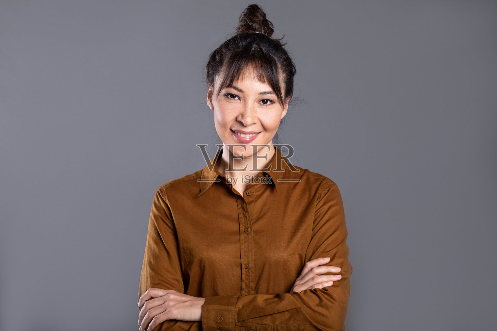 年轻美丽的亚洲女人的肖像。微笑快乐的脸女孩。照片摄影图片