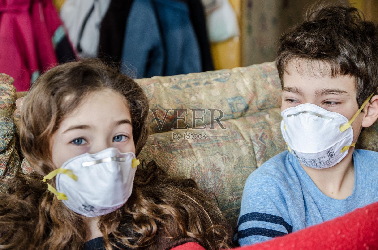 两个孩子戴着N95面具照片摄影图片