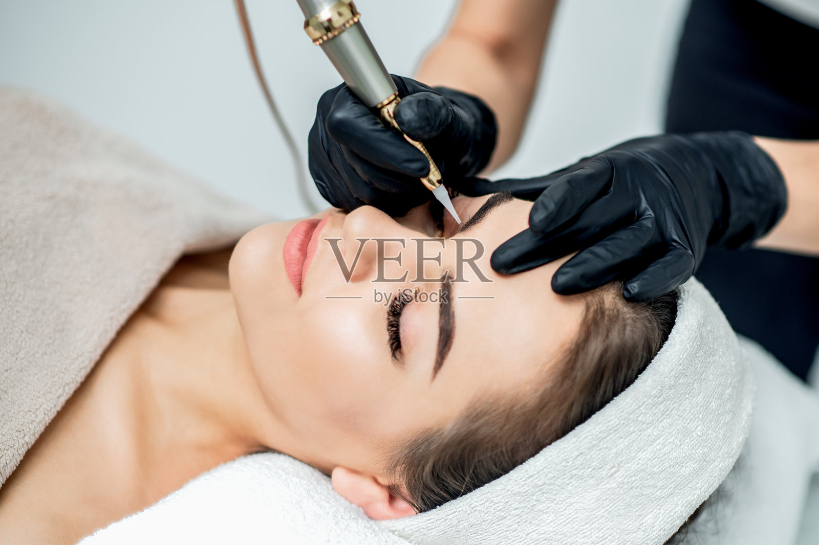 眉毛上永久性的化妆。照片摄影图片