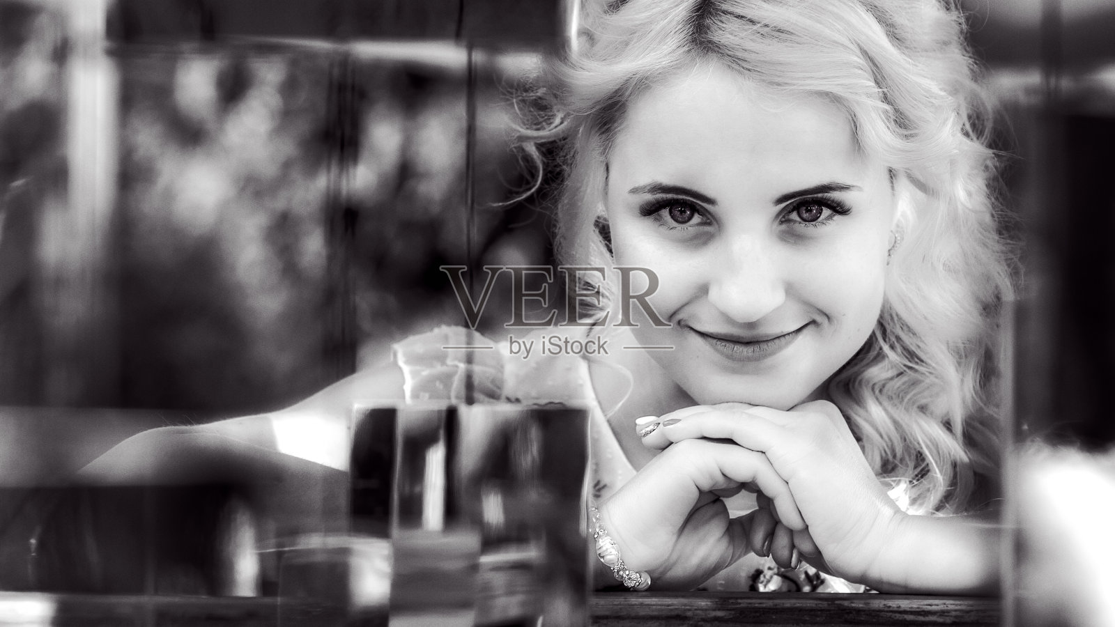 通过安装镜子的一个年轻的金发女人的Sepia色调肖像照片摄影图片