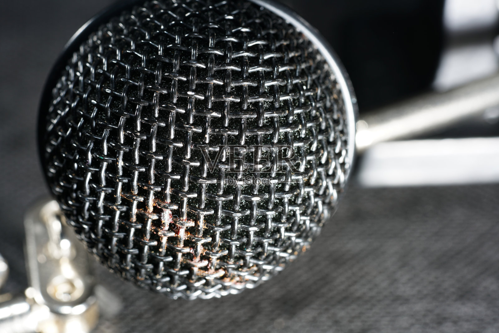 麦克风用钢丝网网拍摄在工作室用闪光灯照片摄影图片