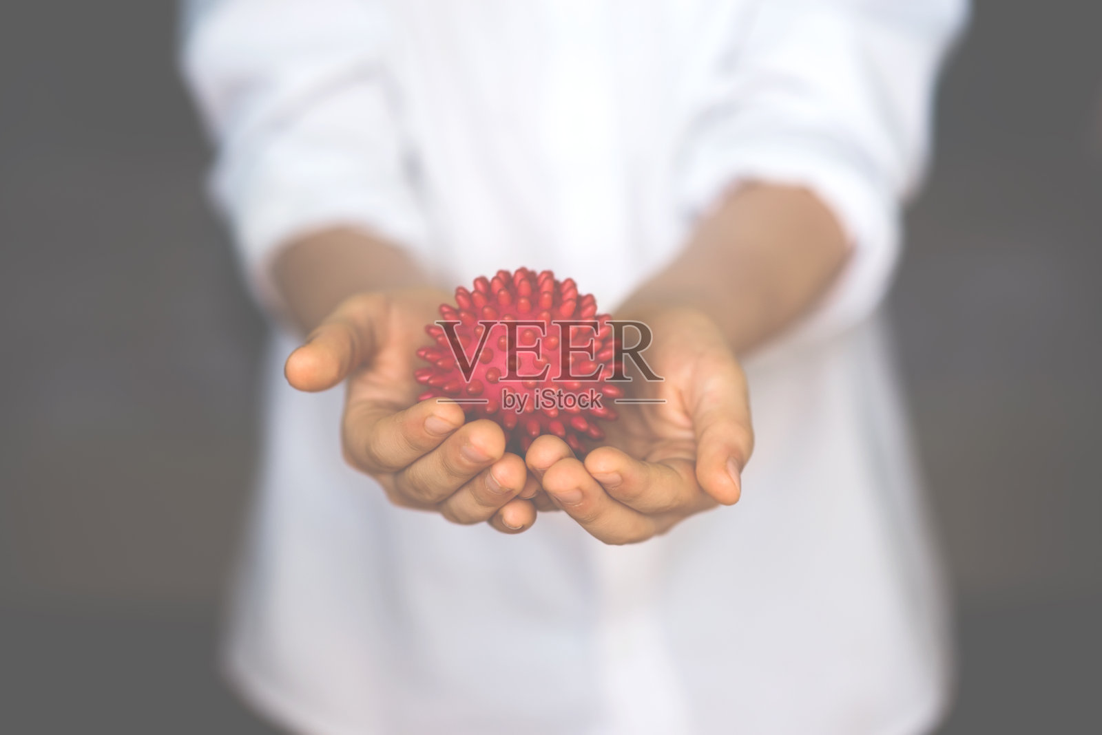 手上拿着一种病毒的模糊抽象模型。冠状病毒照片摄影图片