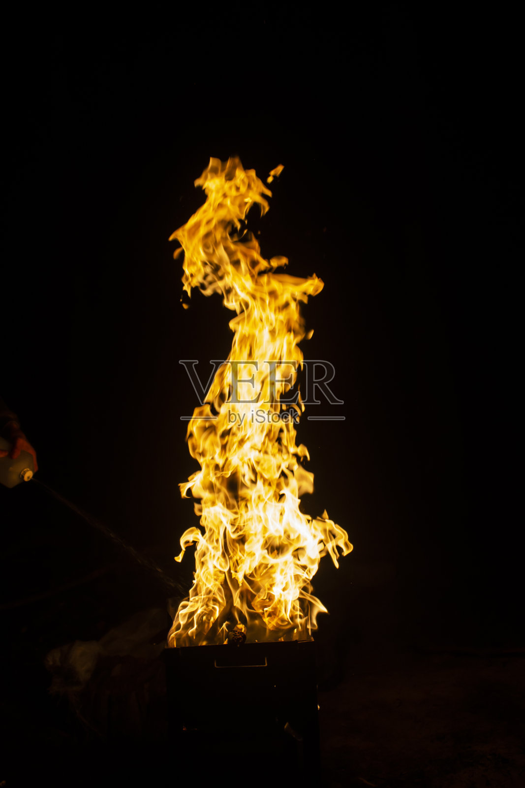 黑暗背景上的危险火灾。从火灾背景。可在设计中使用火焰图案照片摄影图片