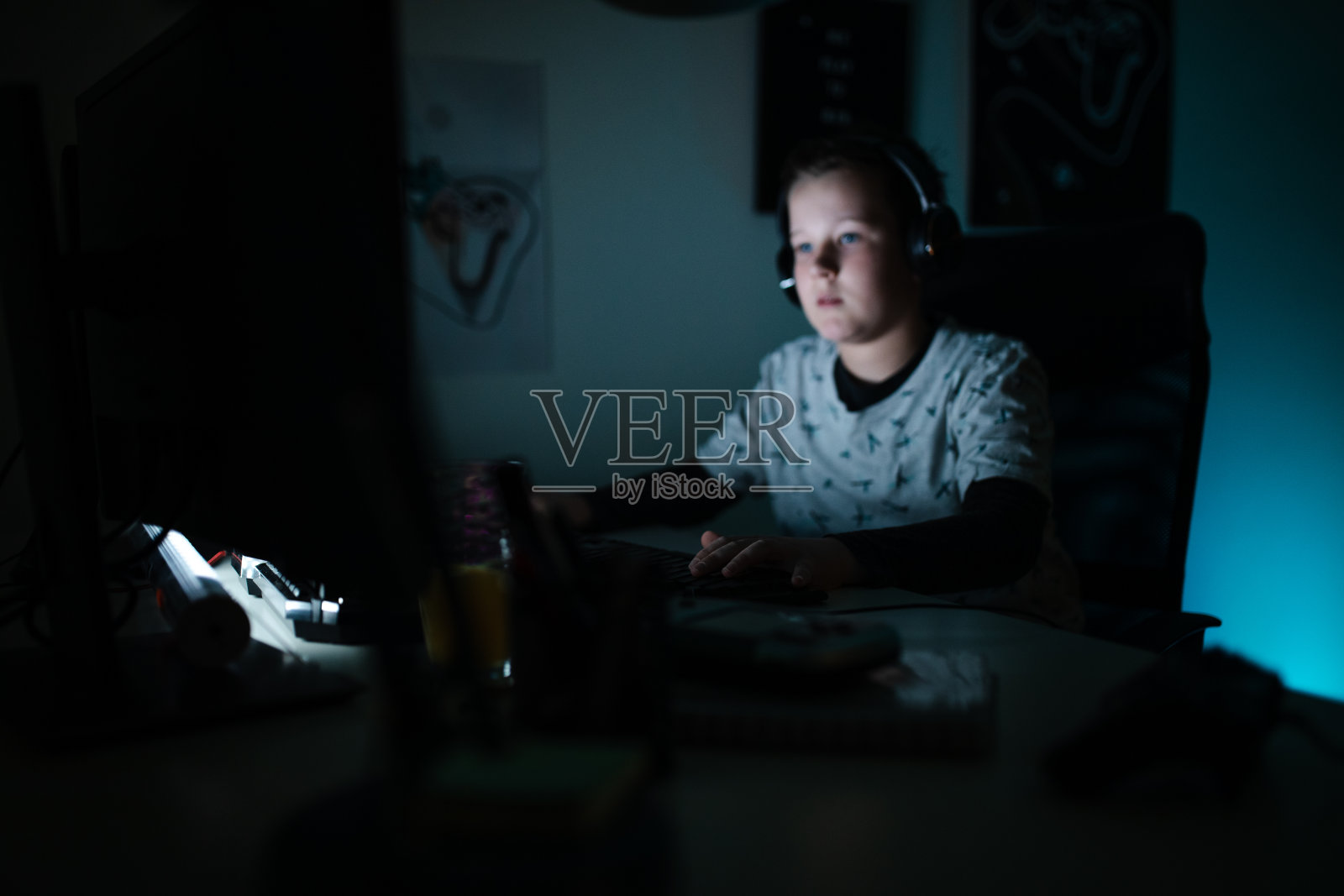 好奇的男孩深夜玩网络游戏照片摄影图片