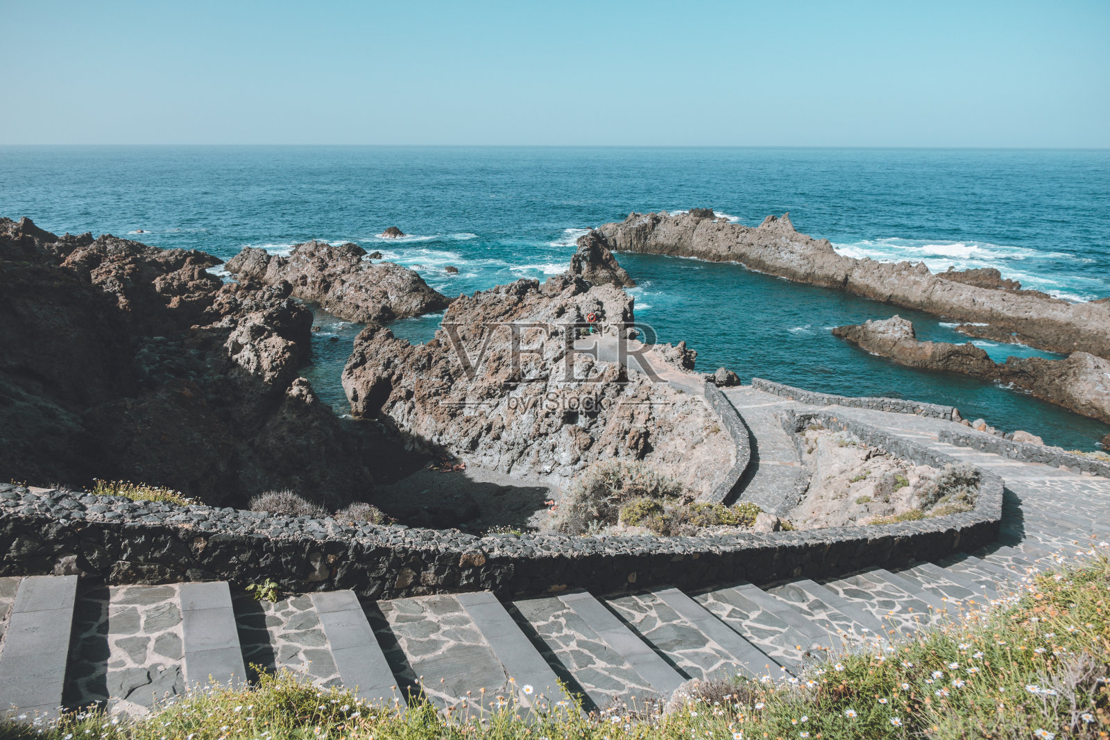 特内里费岛水域附近的悬崖。照片摄影图片