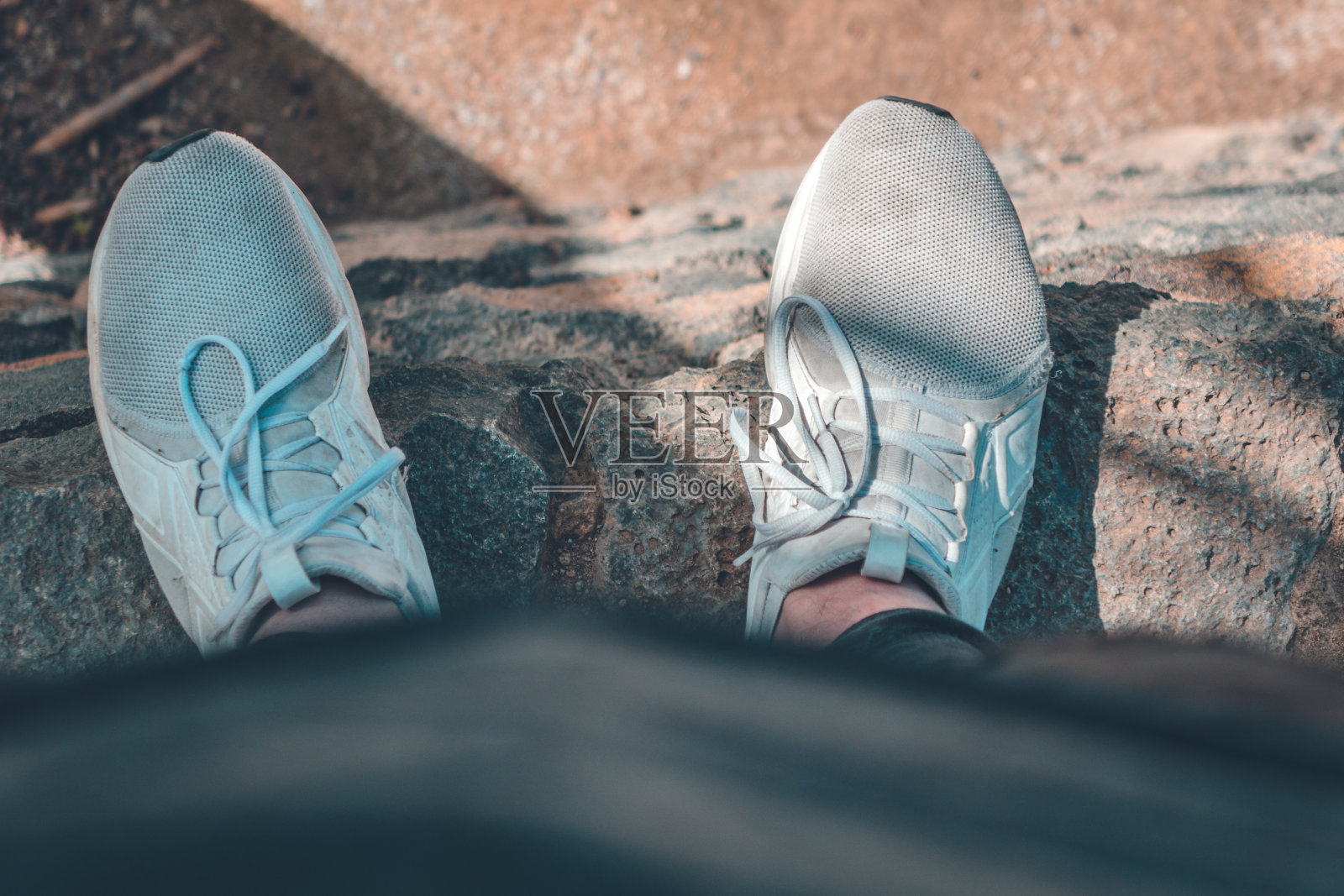 白色运动鞋,从上到下。照片摄影图片