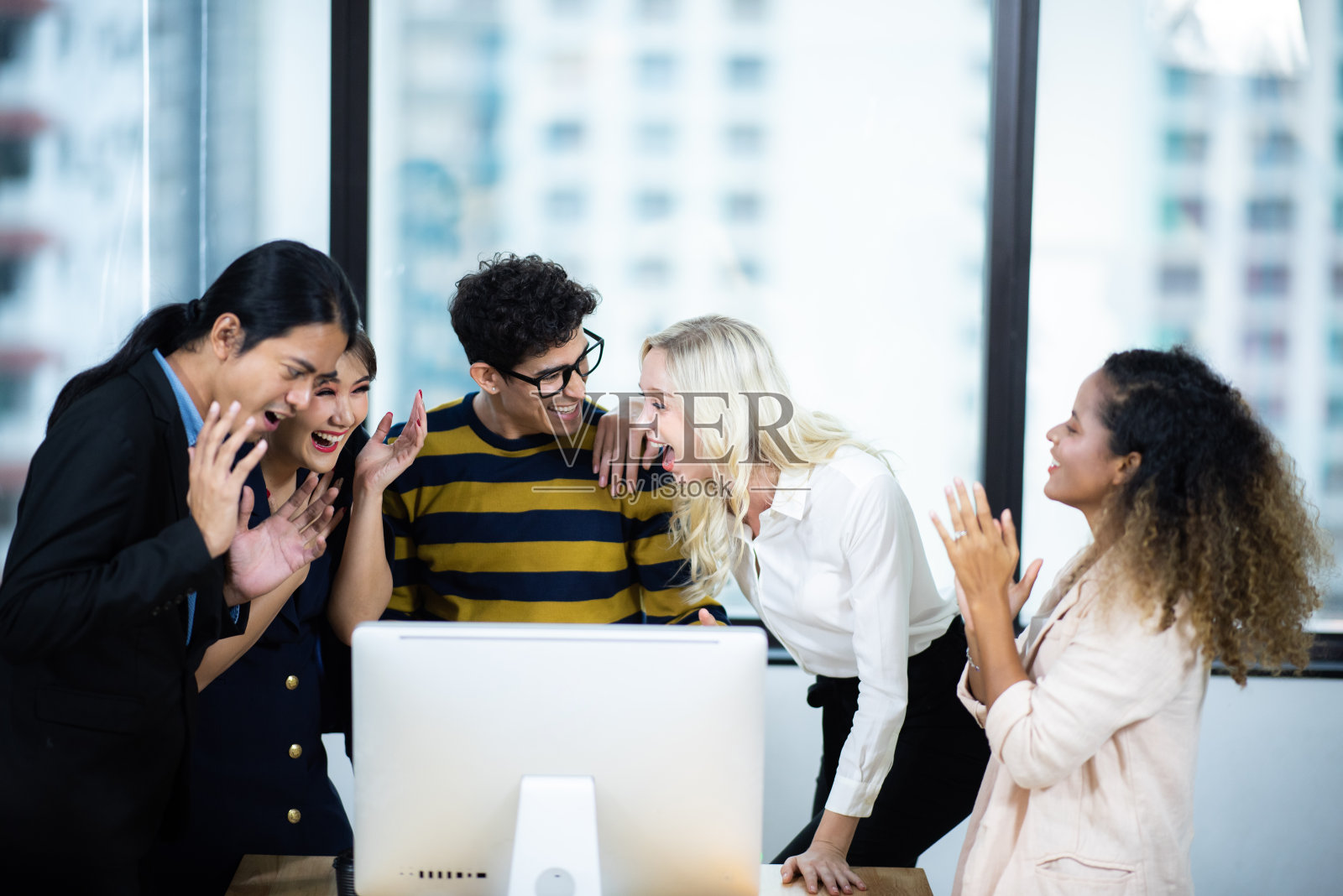 商务人士展示商业项目照片摄影图片