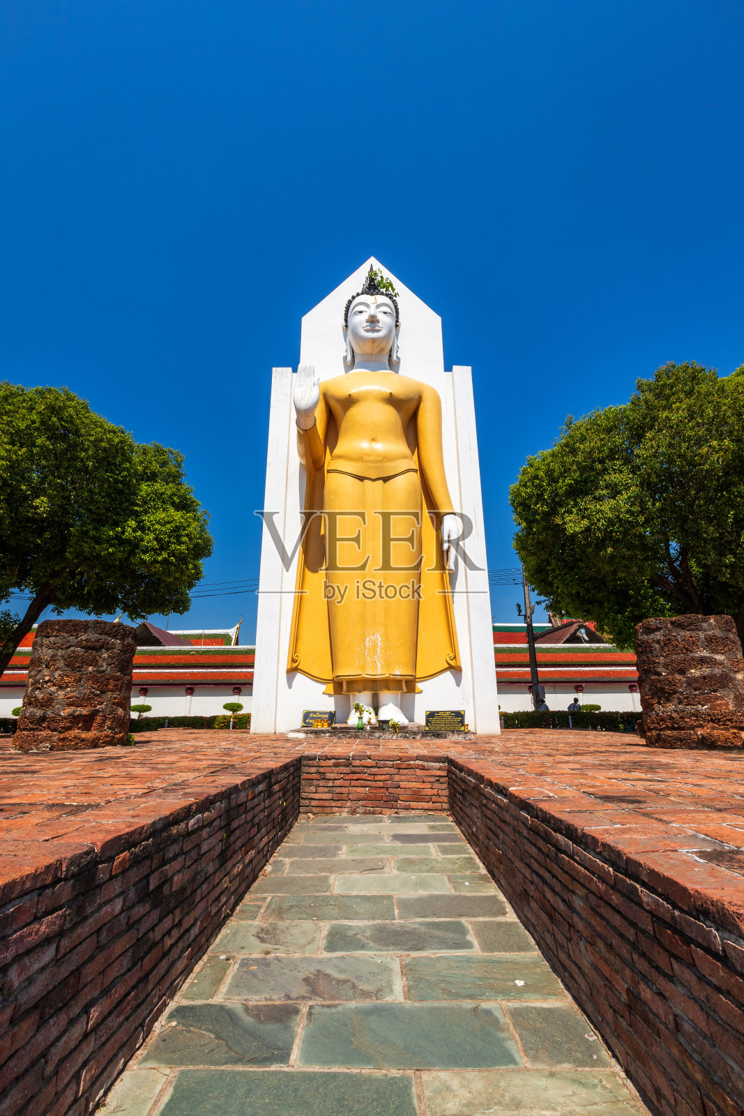 佛像在佛寺寺拉达那摩哈,也口语称为Wat Yai是一个佛教寺庙(Wat)在彭世洛省,泰国。照片摄影图片
