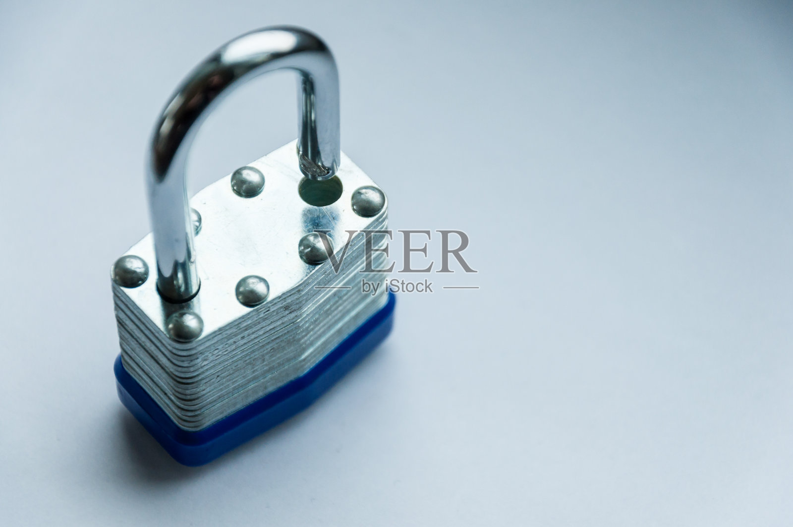 锁谷仓的银锁。小挂锁照片摄影图片