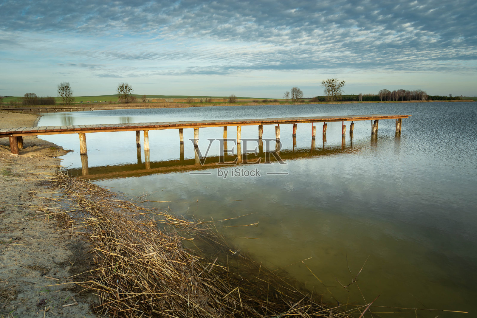 通向湖泊的长桥和天上的云照片摄影图片