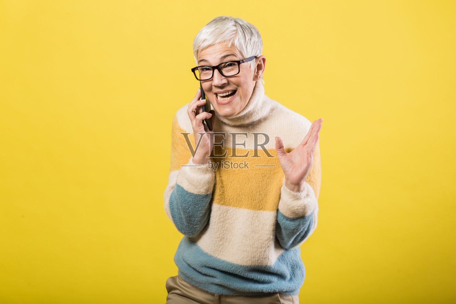 快乐的女人笑得很开心照片摄影图片